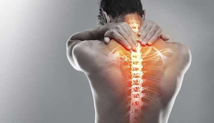Huda bolečina v sredini hrbta - znak poškodbe hrbtenice
