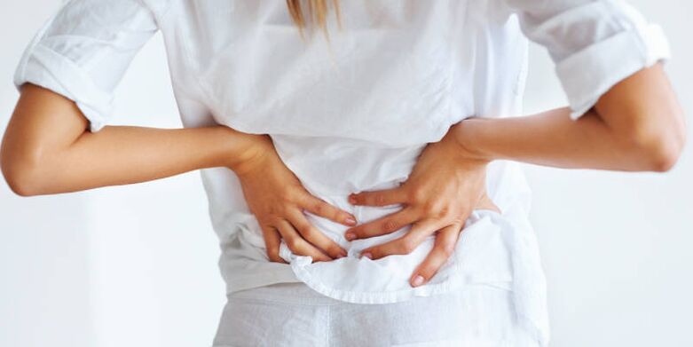 Bolečine v hrbtu v ledvenem delu ženske