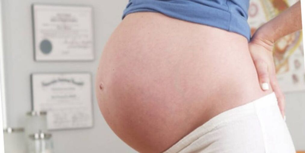 Med nosečnostjo ženske pogosto občutijo bolečine v hrbtu v ledvenem delu. 