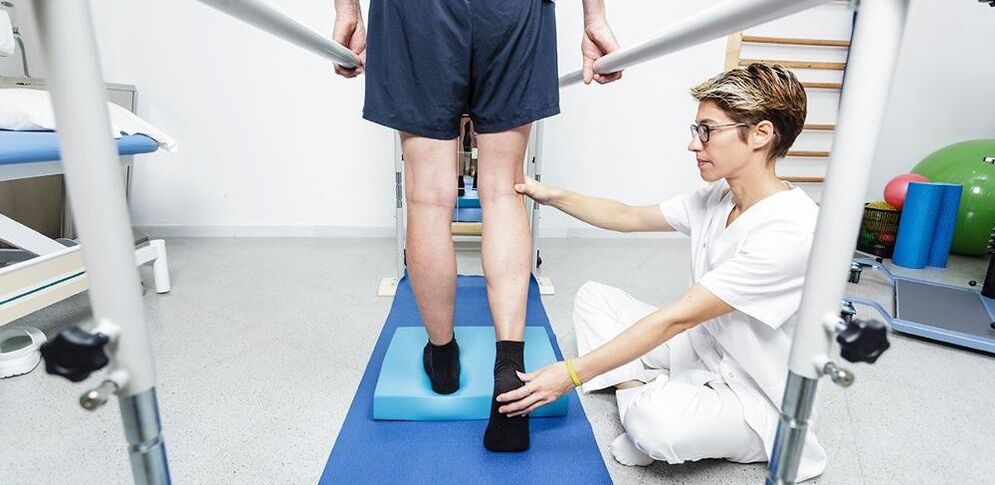 Fizioterapevt, ki daje navodila bolniku z artrozo kolena