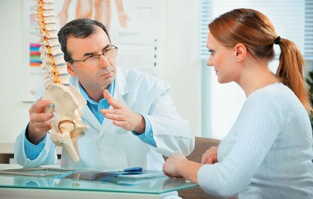 zdravnik izbere ustrezno zdravljenje za zdravljenje cervikalne osteohondroze pri ženski