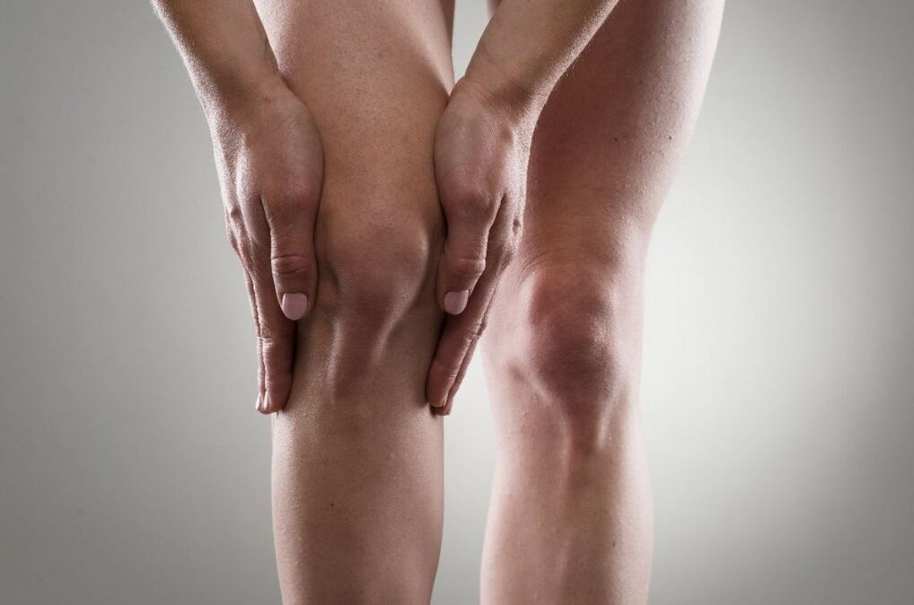 Prvi simptom gonarthroze je bolečina v kolenu